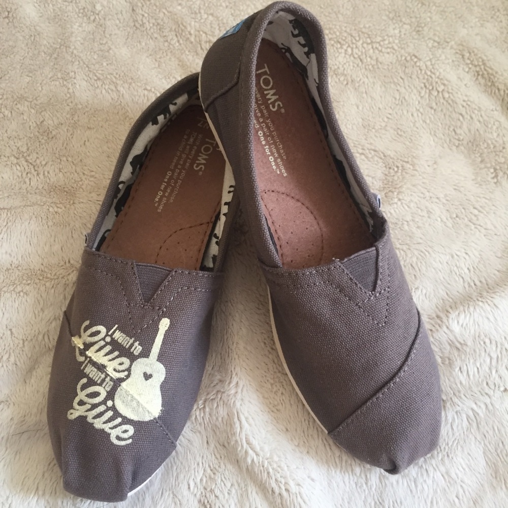 “I Want To Live I Want To Give” Grey Toms